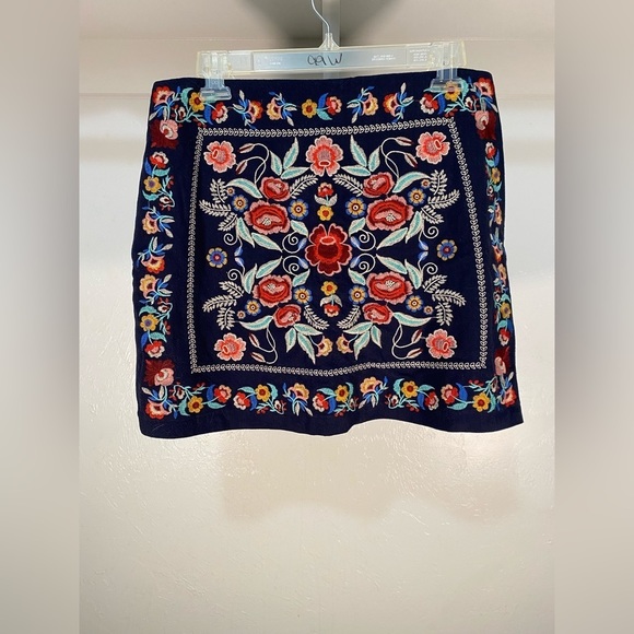 Umgee Floral Embroidered Navy Mini Skirt NWT Size M - Picture 3 of 9